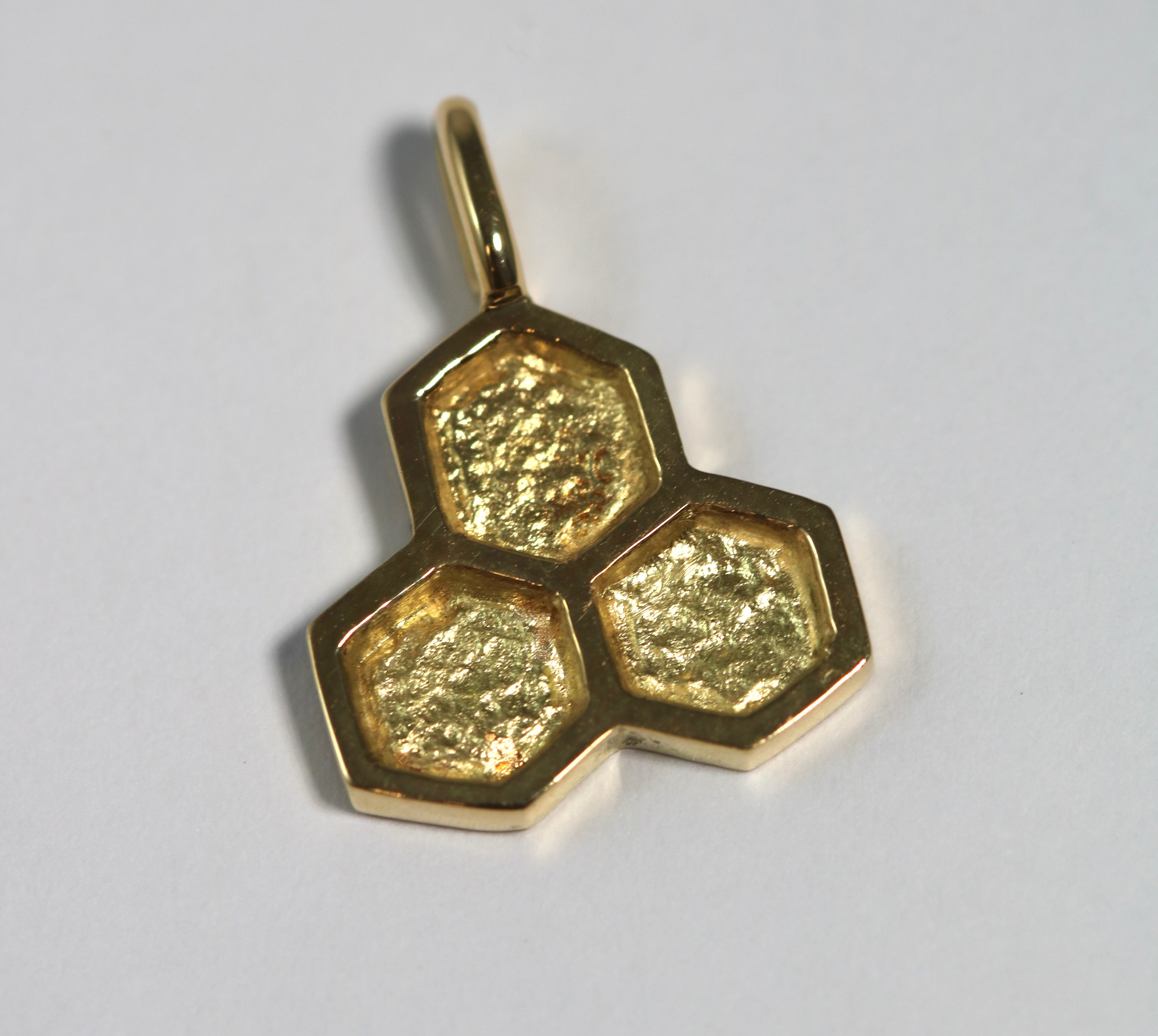 18 karat yellow gold honeycomb pendant