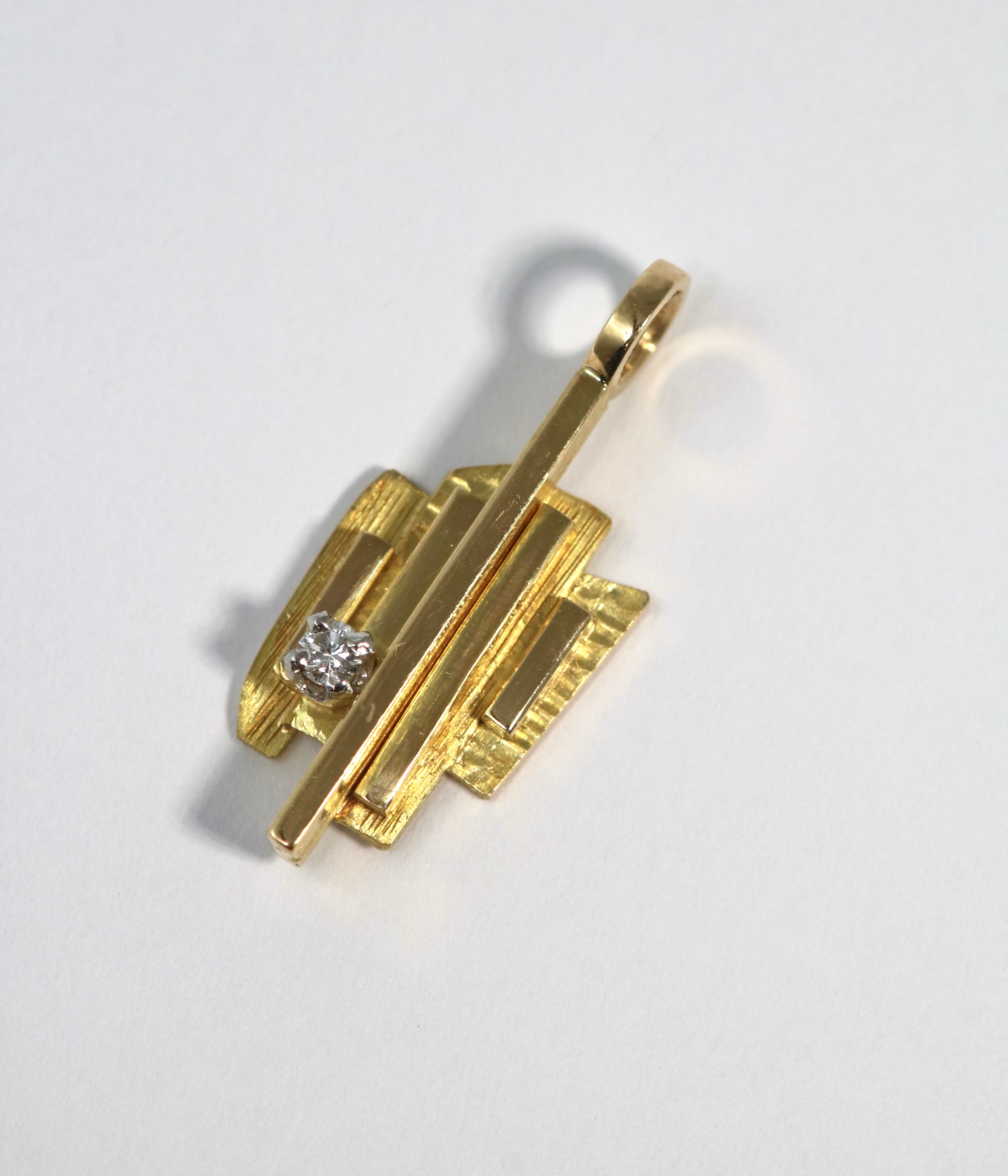 18 karat yellow gold metropolis pendant