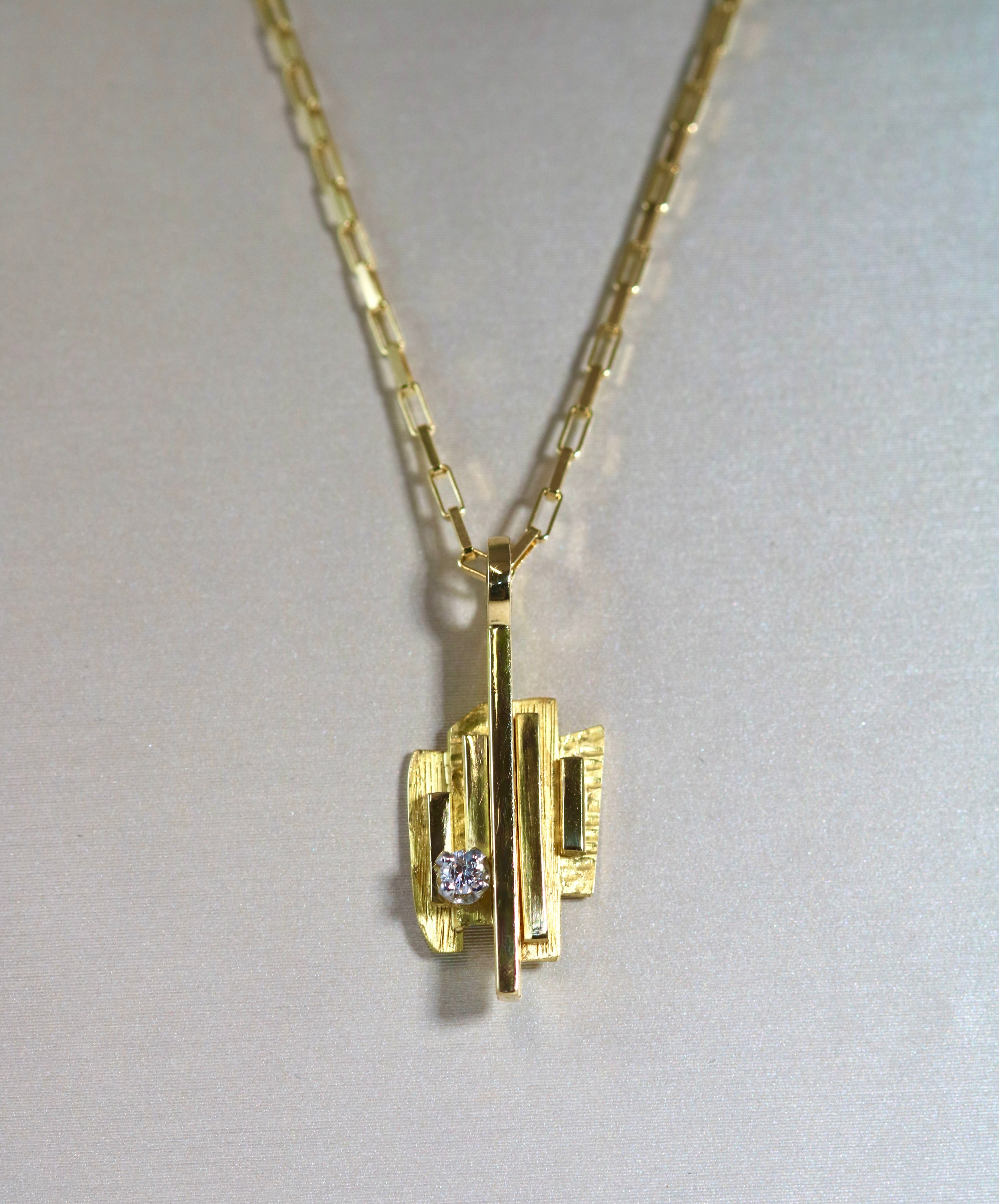 18 karat yellow gold metropolis pendant