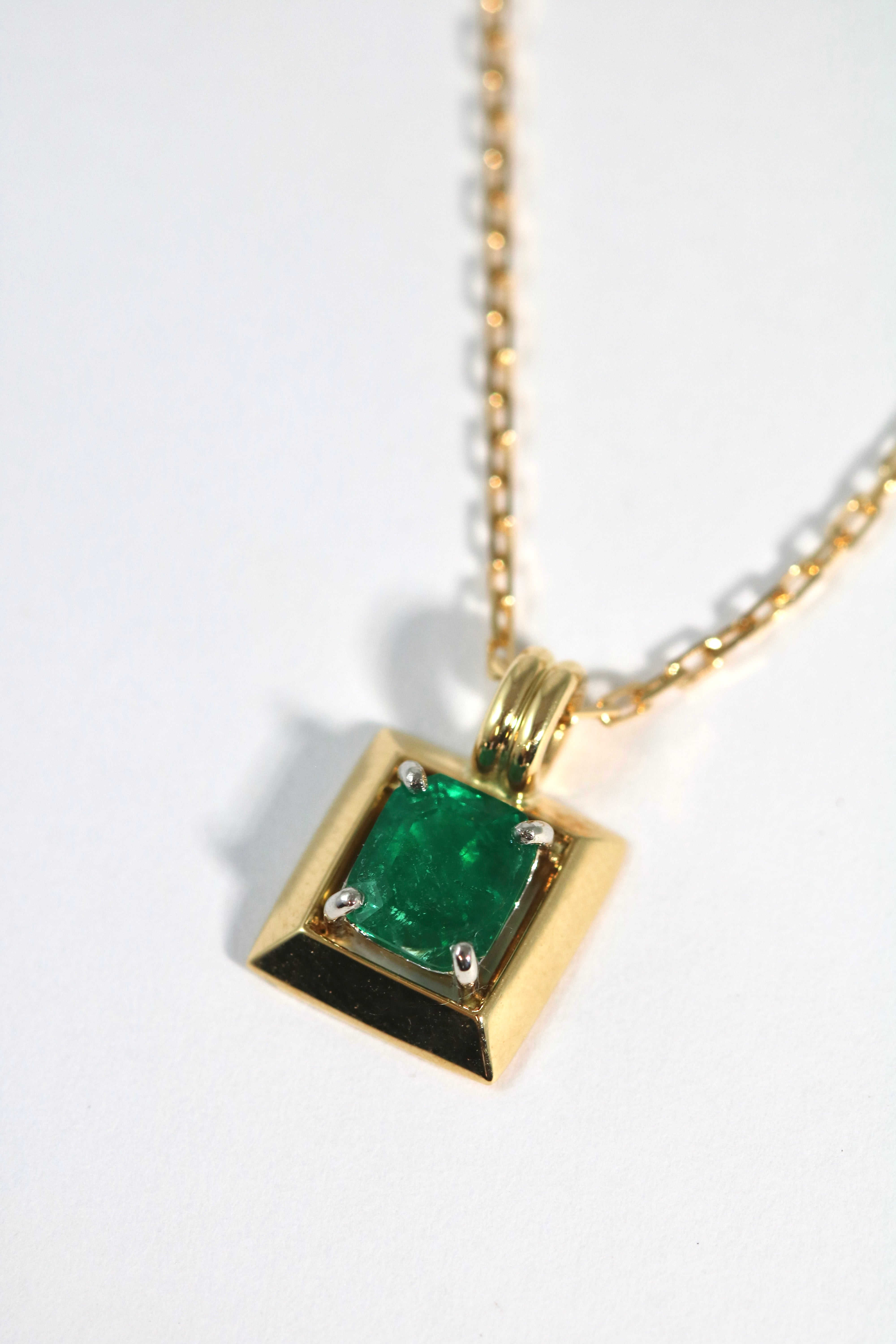 18 karat yellow gold emerald pendant