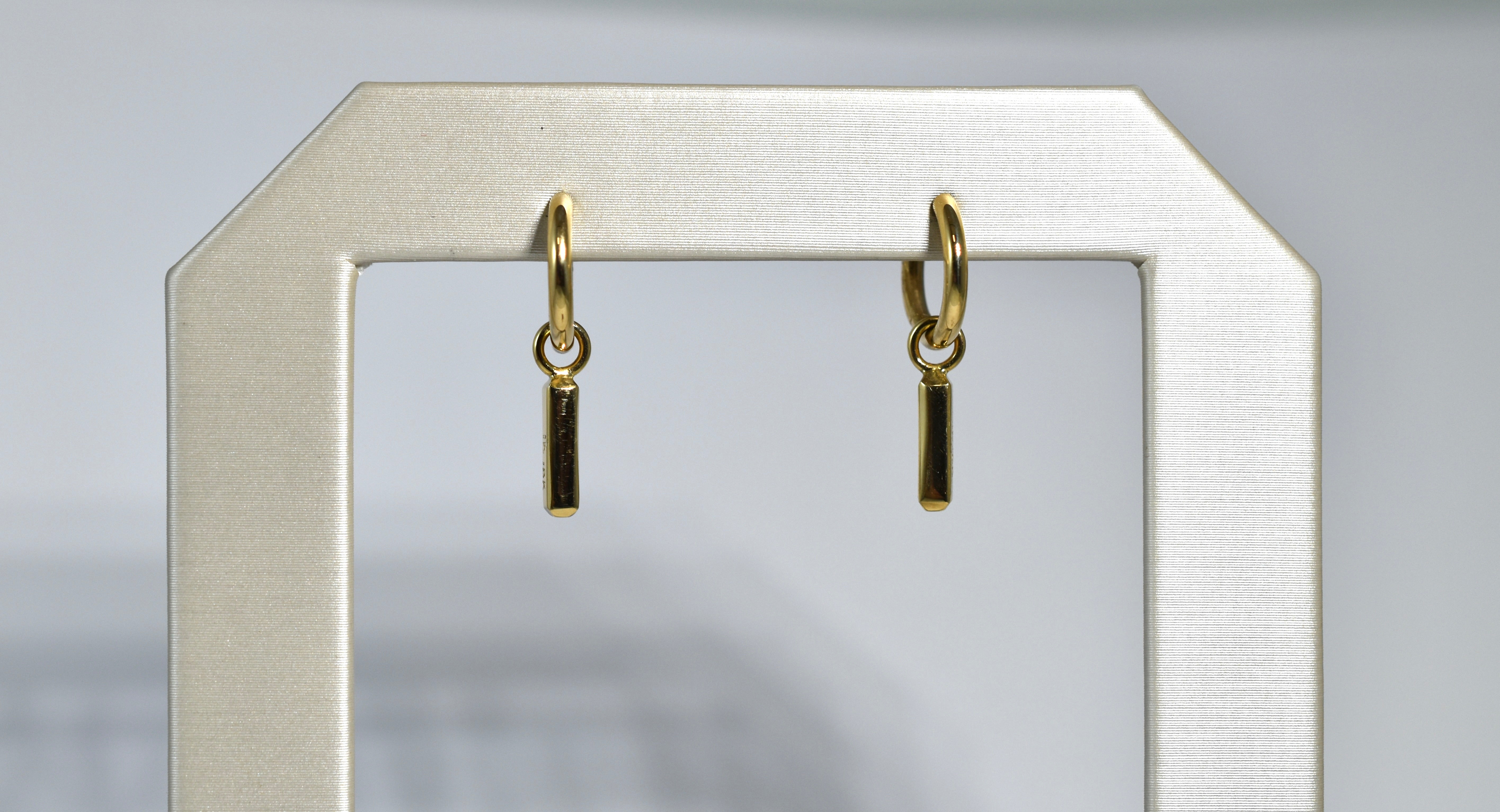 18 karat yellow gold bar drops