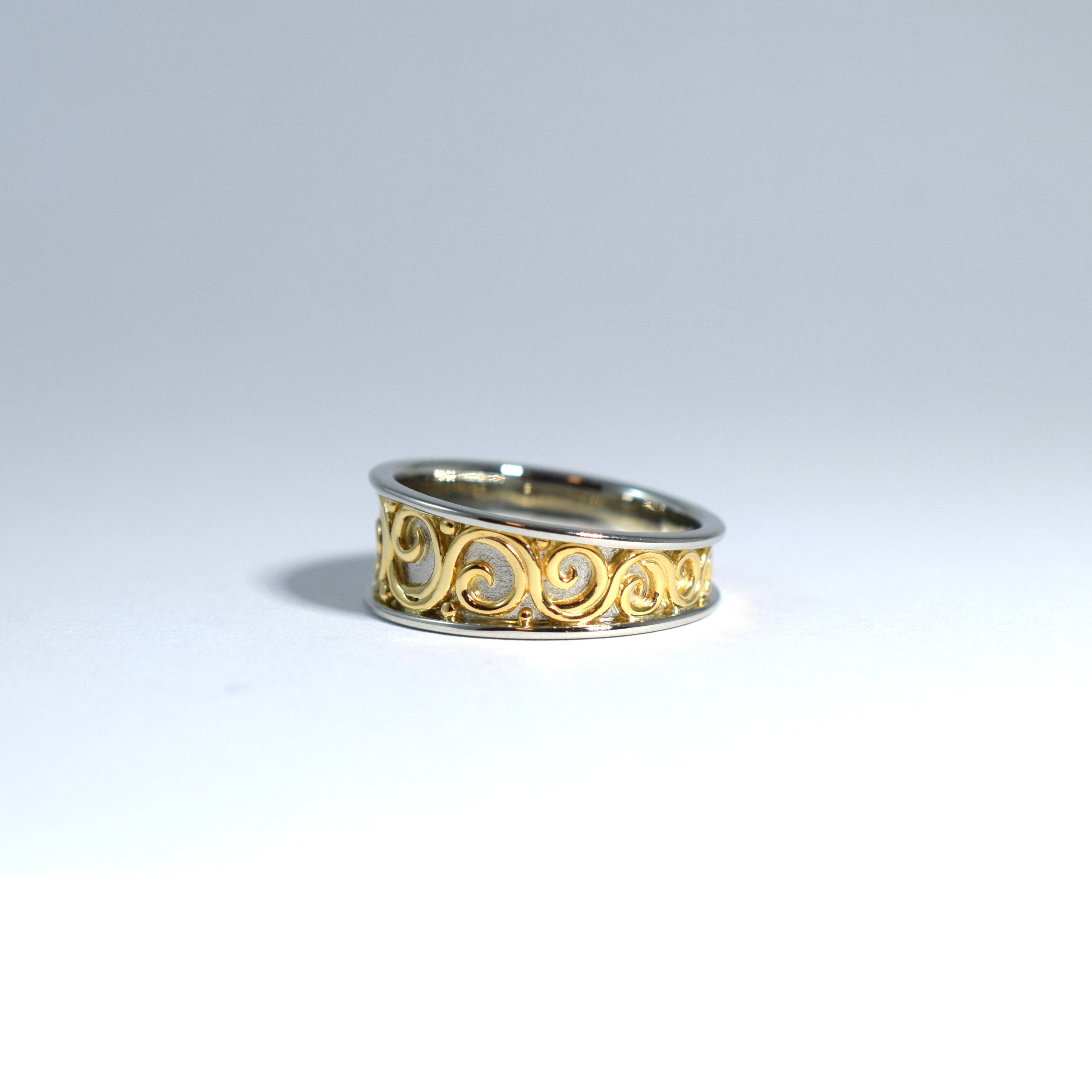 Solid Tapered Arabesque ring