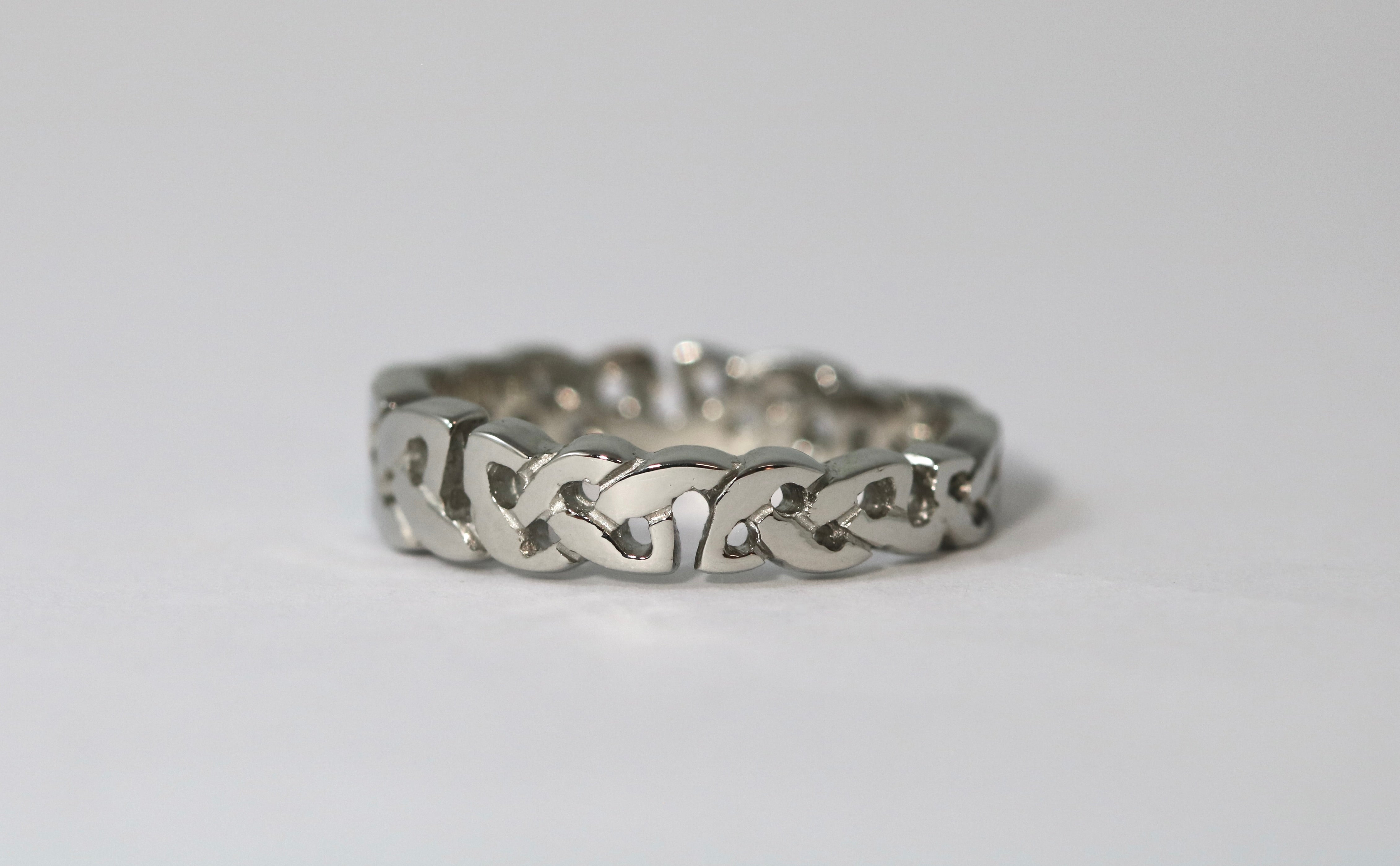 19 karat white gold small tapered celtic band