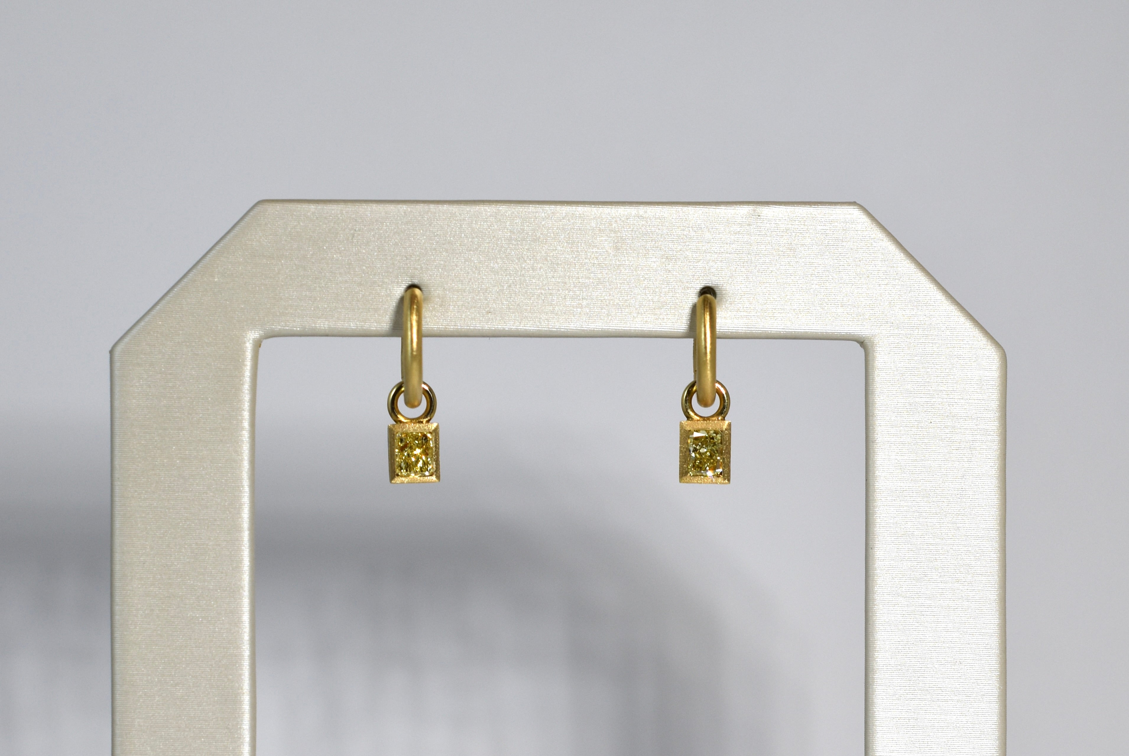 18 karat yellow gold yellow diamond drops