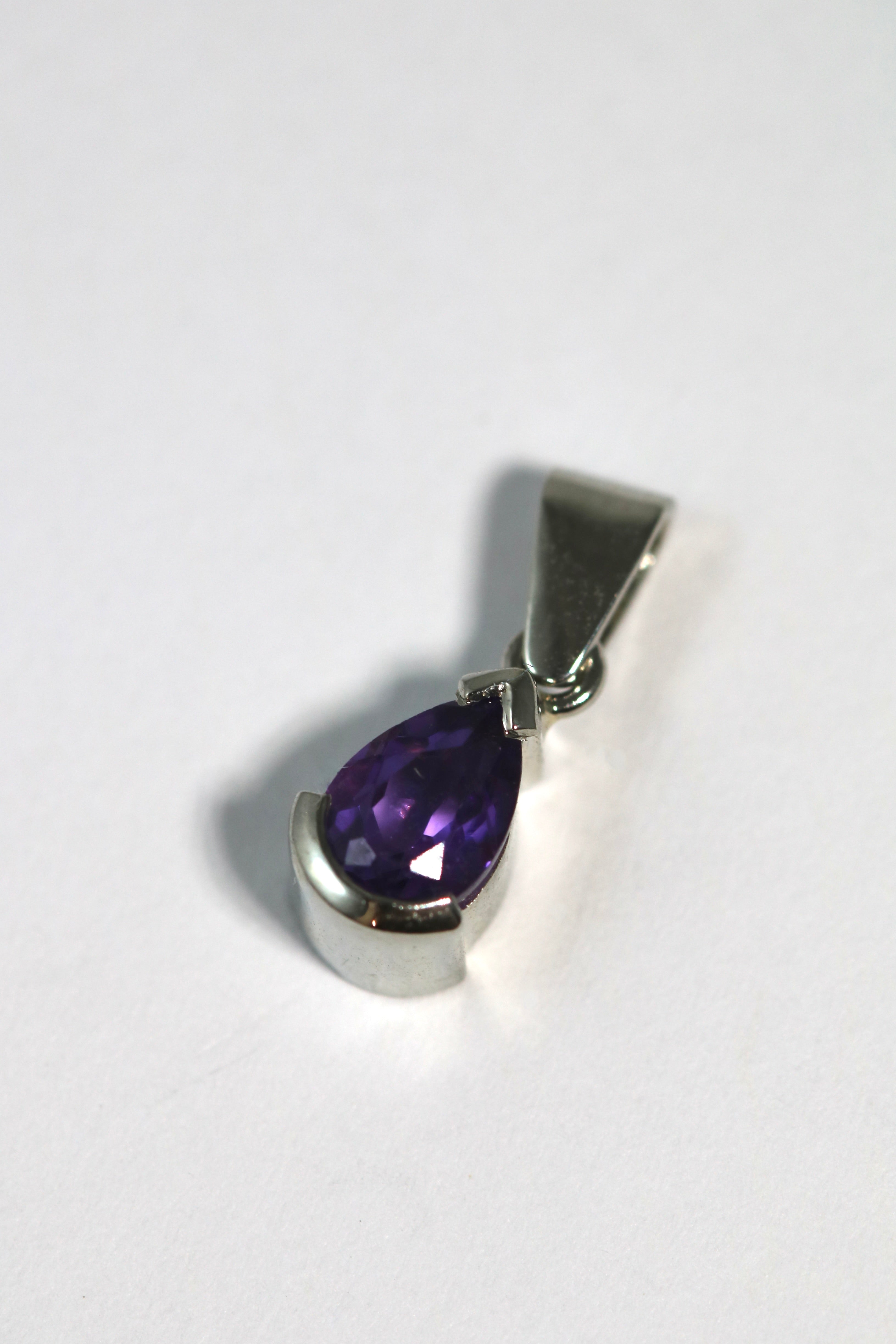 19 karat white gold amethyst pendant