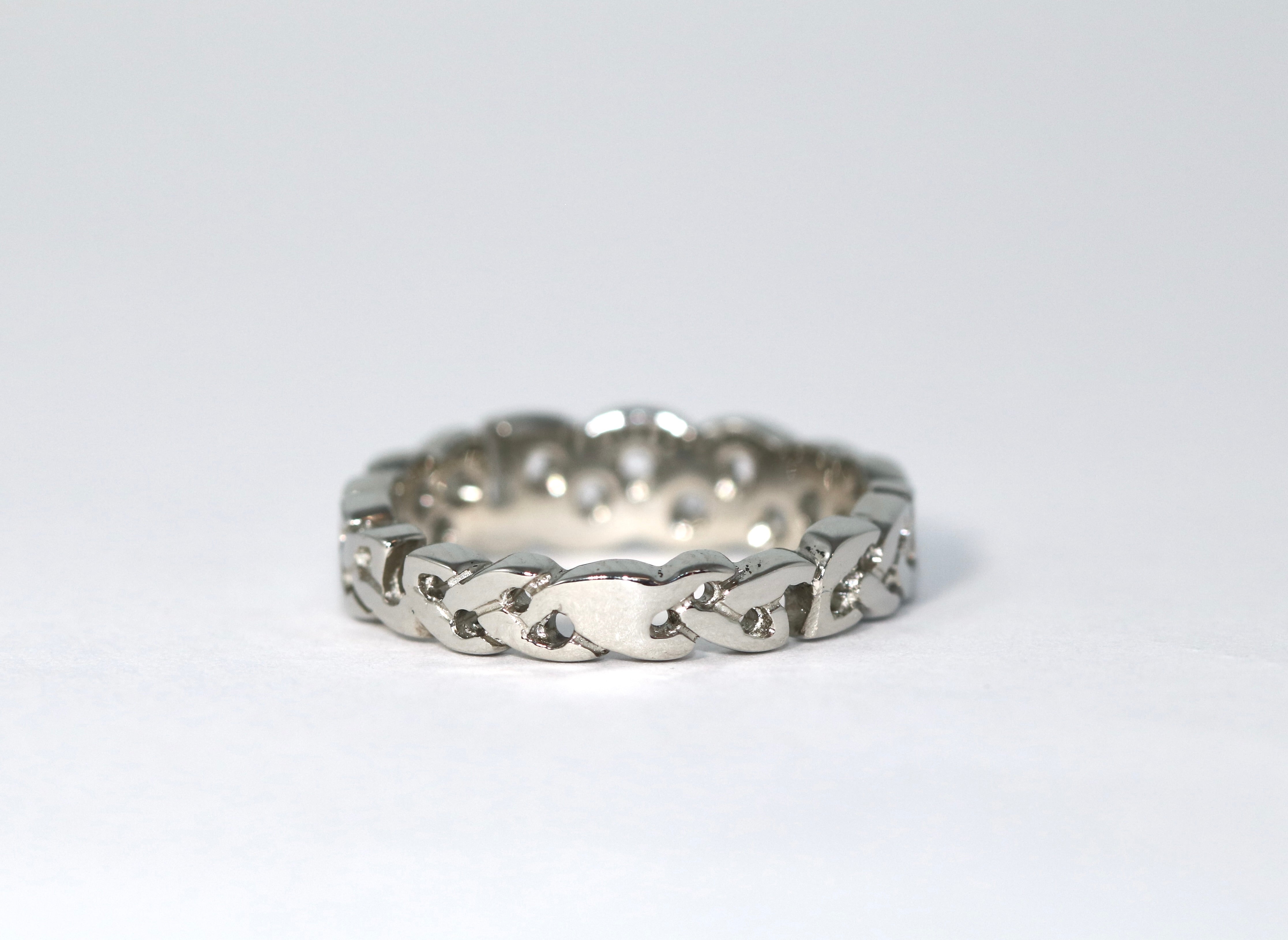 19 karat white gold small tapered celtic band