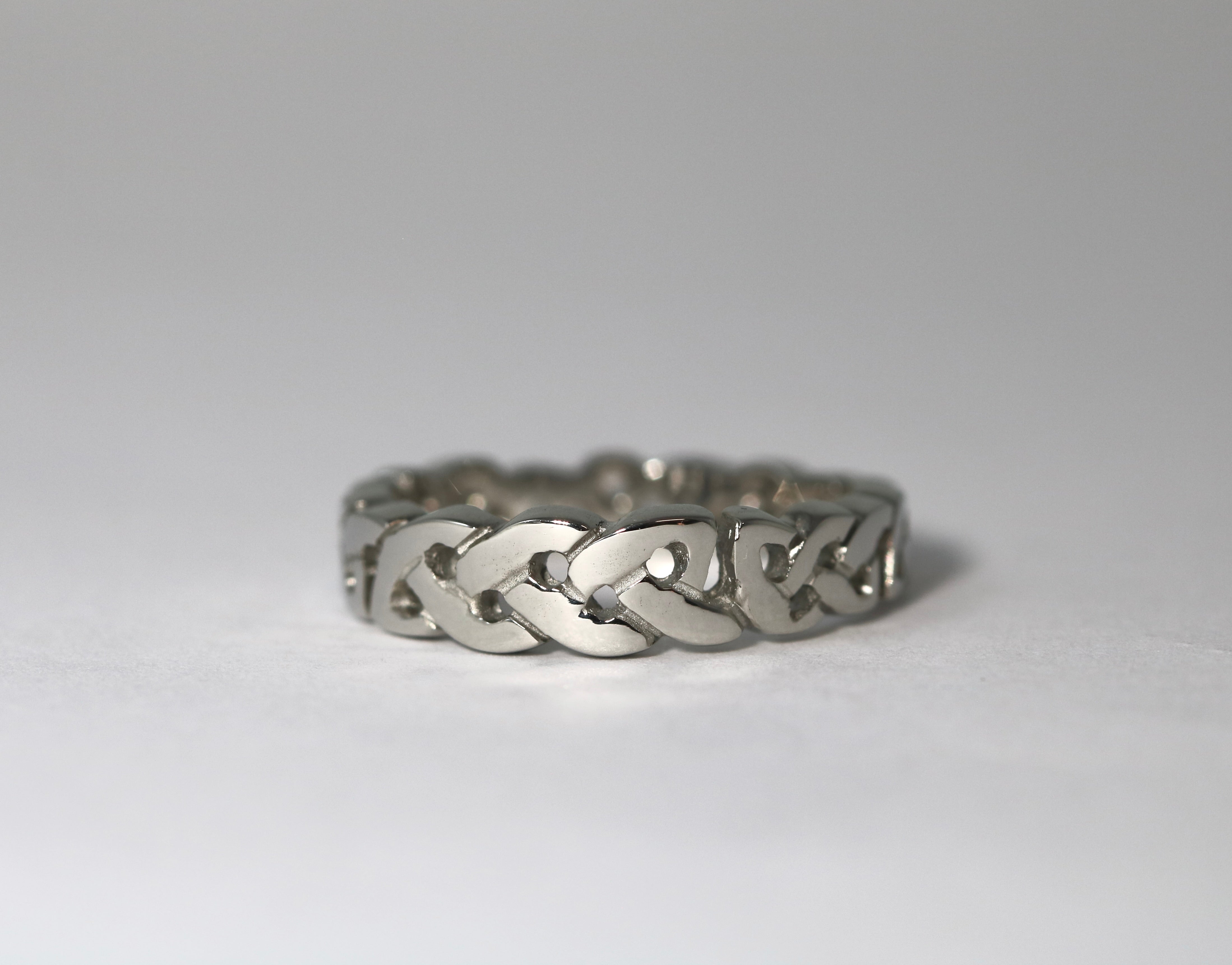 19 karat white gold small tapered celtic band