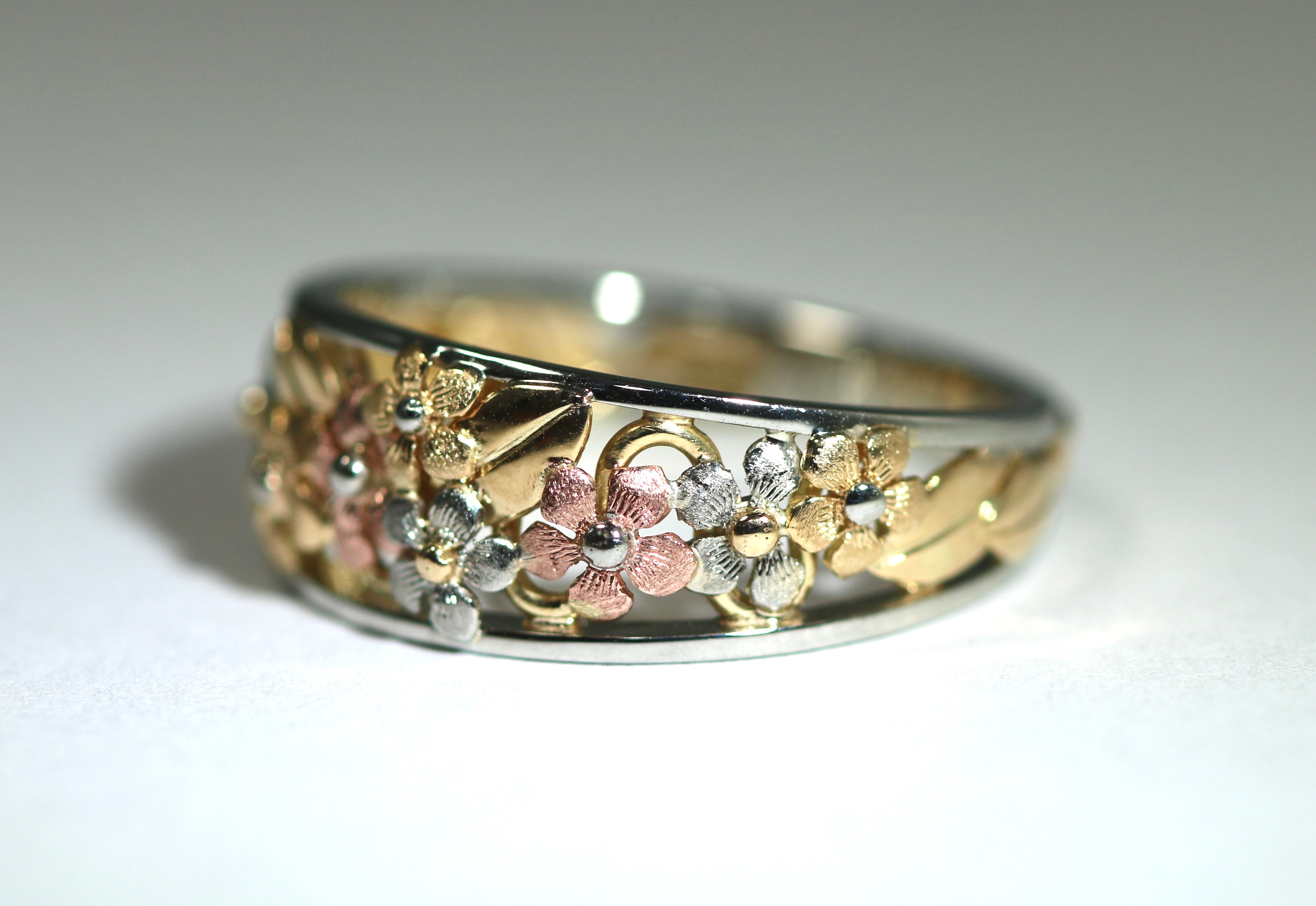 Lush Medium Tapered Forget-Me-Not Ring