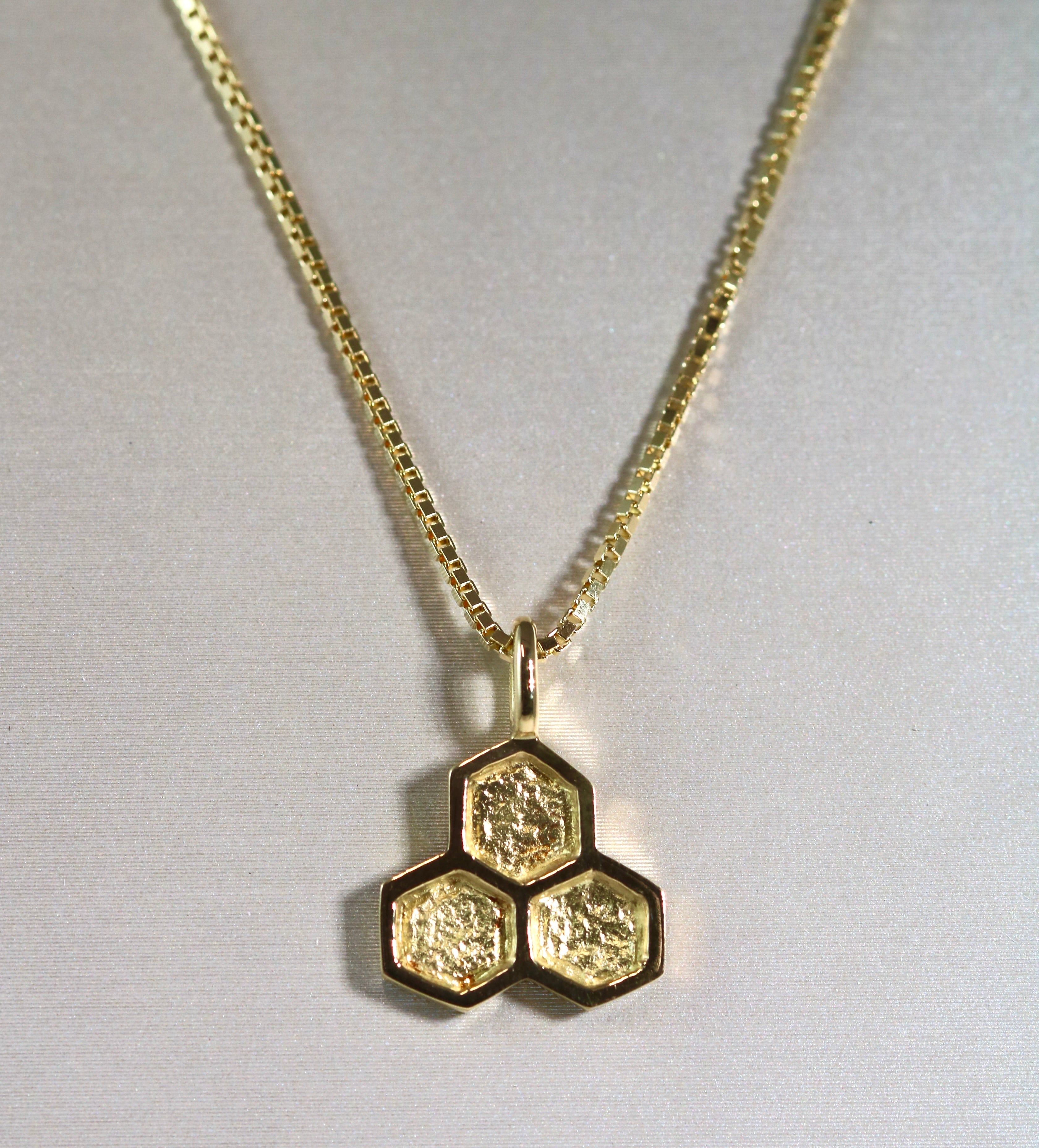 18 karat yellow gold honeycomb pendant