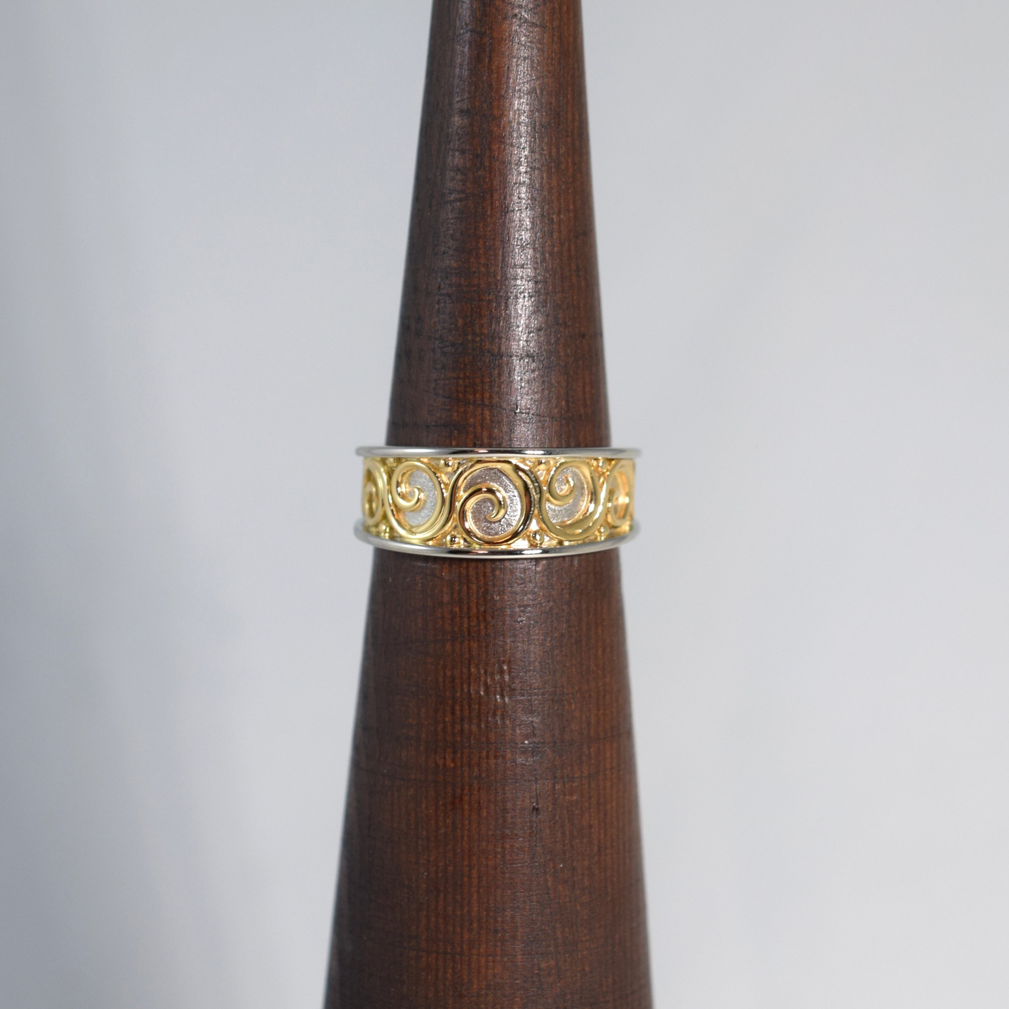 Solid Tapered Arabesque ring