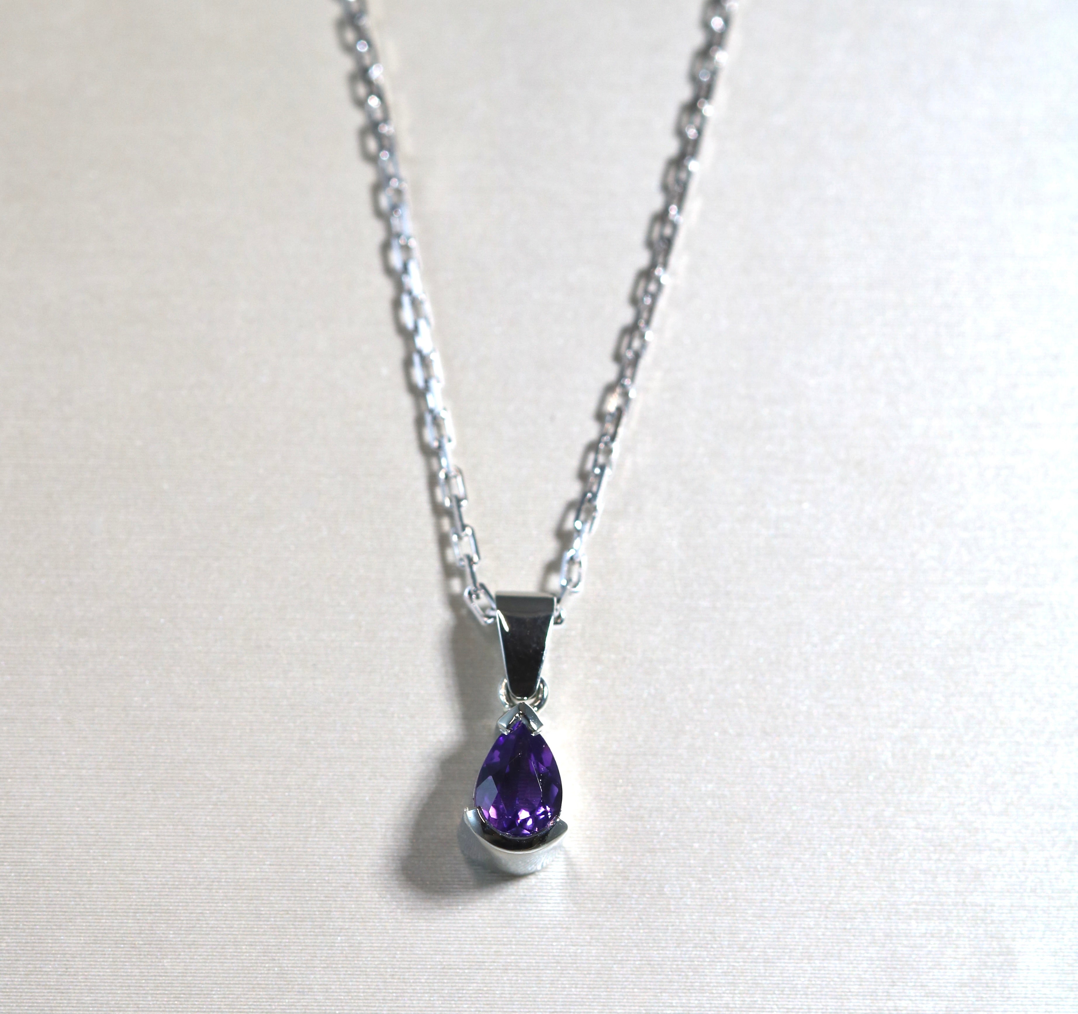 19 karat white gold amethyst pendant