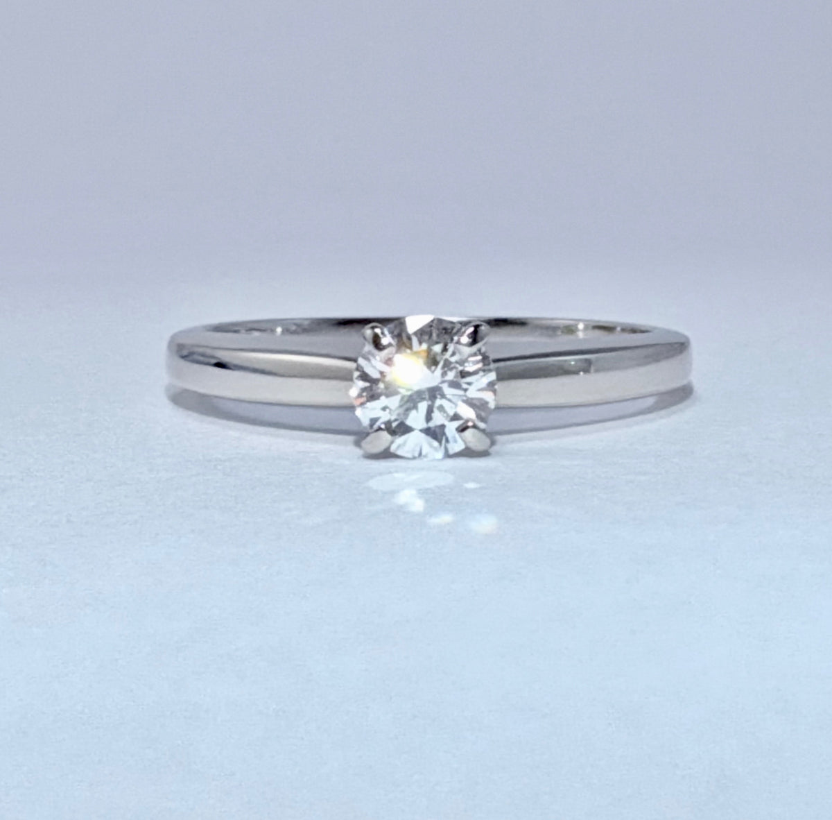 Classic Solitaire Engagement ring with a natural Diamond